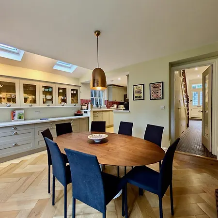 Impressive 5Br Family Home In Leafy Londra Esterno foto