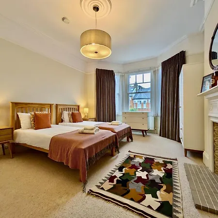Impressive 5Br Family Home In Leafy Londra Esterno foto