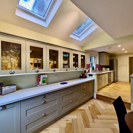 Impressive 5Br Family Home In Leafy Londra Esterno foto