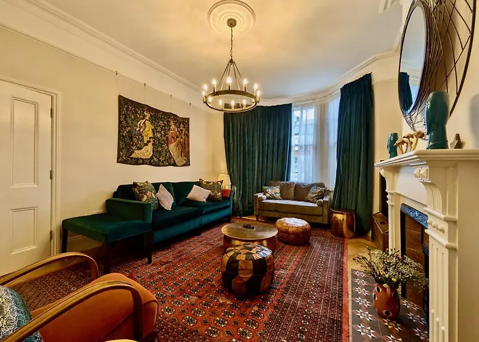 Impressive 5Br Family Home In Leafy
