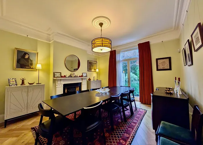 Impressive 5Br Family Home In Leafy
