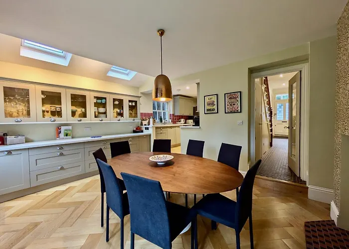 Impressive 5Br Family Home In Leafy